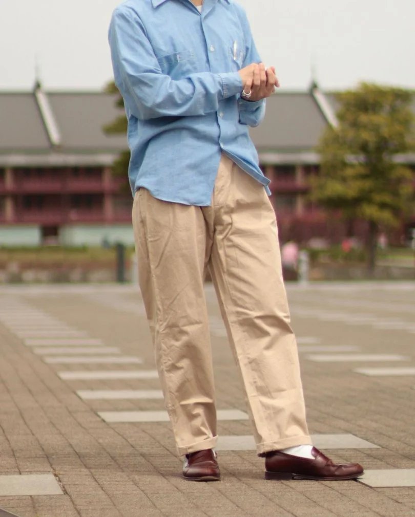 高密度に織り上げられた 2タック チノパンツ | BLUE BLUE (ブルー