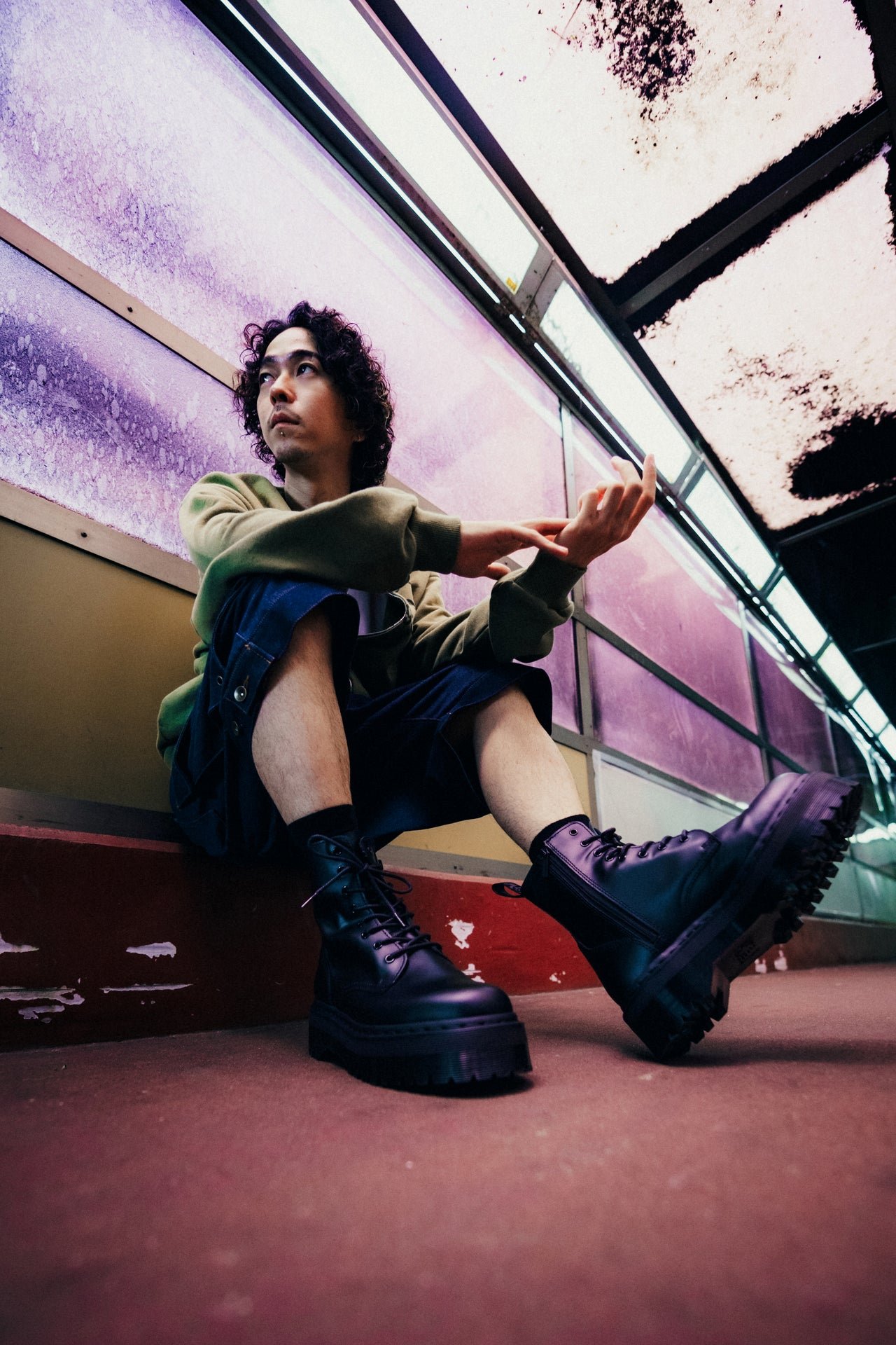 ドクターマーチン」の最新ブーツはサイドジップ搭載で脱ぎ履きがラクに