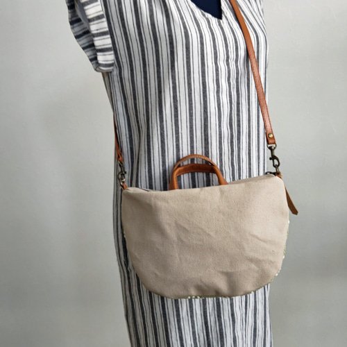 ミナペルホネン/タンバリンレッド/ミニラウンドショルダー本革キャメル