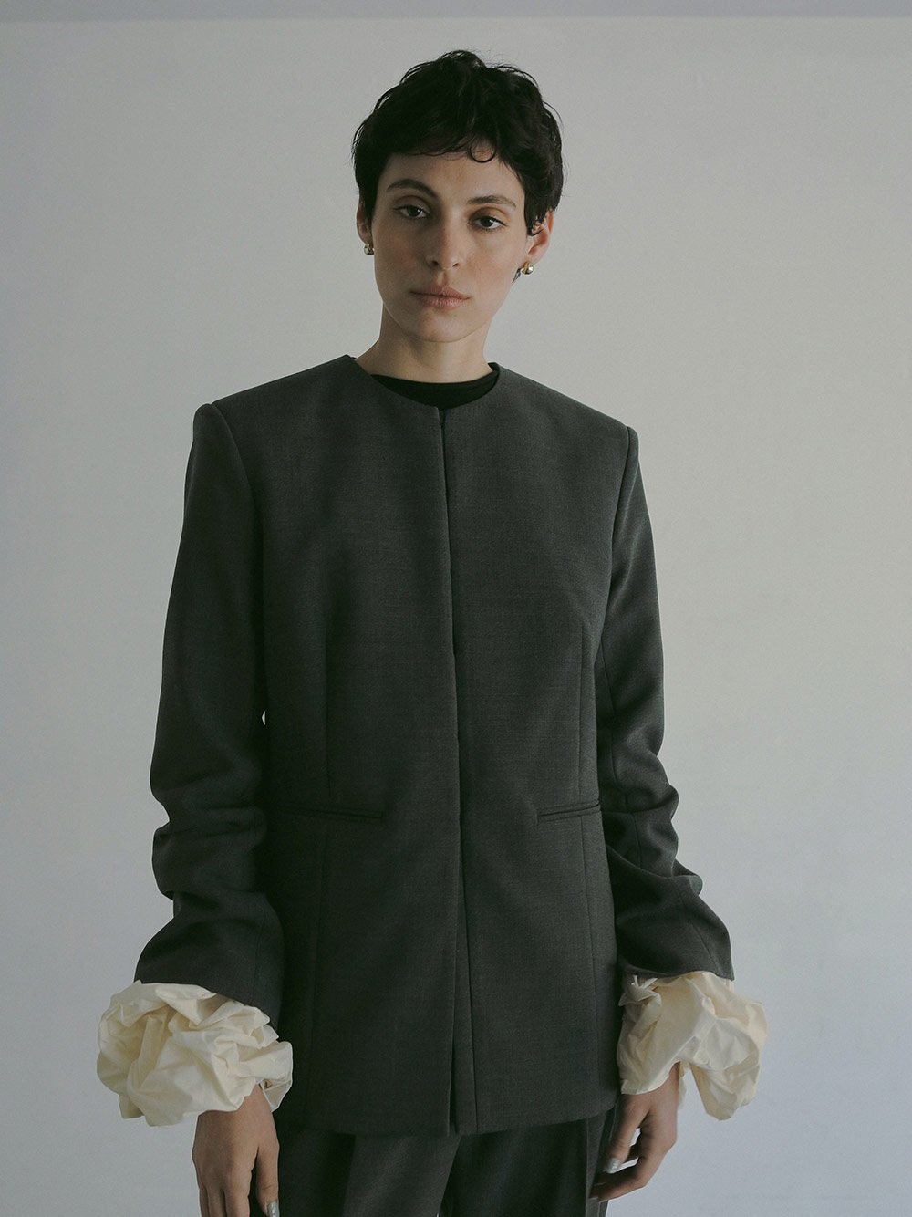ボリュームスリーブニットトップス | Knit | HER. Online Store