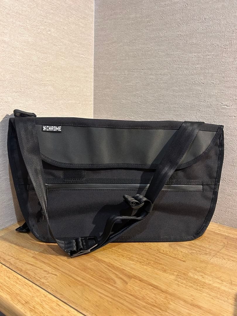 CHROME シンプルメッセンジャーバッグ 黒 レビュー】CHROME SIMPLE MESSENGER BAG ～デジタルガジェット対応