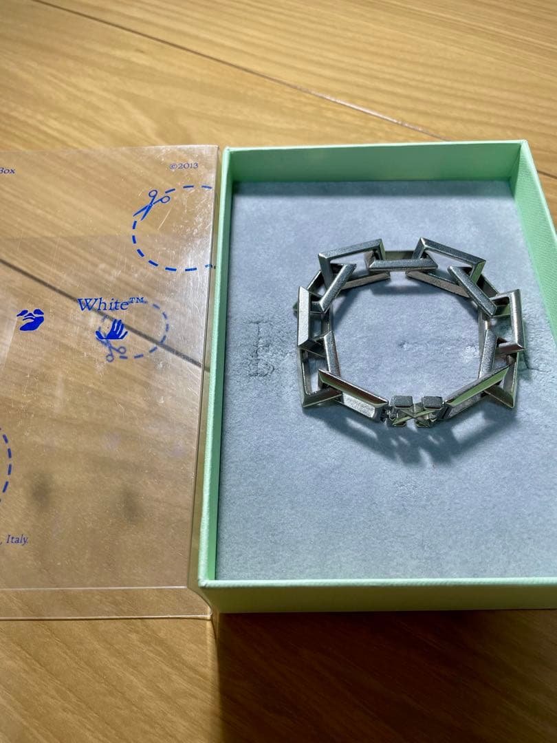 off-White ブレスレット　シルバー off-white シルバートーン アロー チェーン ブレスレット 人気 (Off